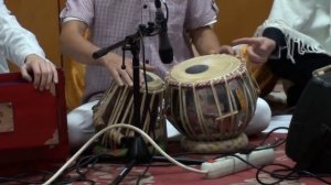 Индийские музыкальные инструменты: гармоника, таблы, барабаны