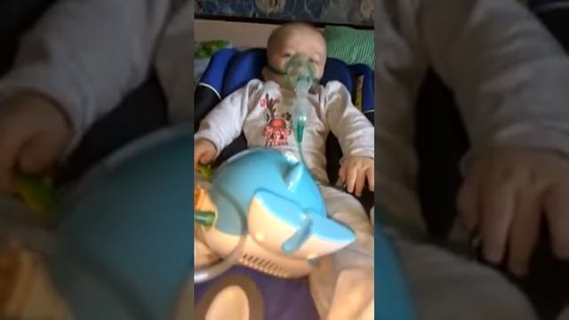 Тут я лечусь. Папа с мамой делают мне ингаляцию. смотреть онлайн