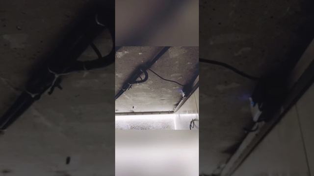 Натяжні стелі та світлова лінія у ванній кімнаті смотреть онлайн