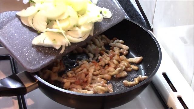 Как вкусно приготовить куриную печень. Жареная куриная печень с грудинкой и луком. смотреть онлайн