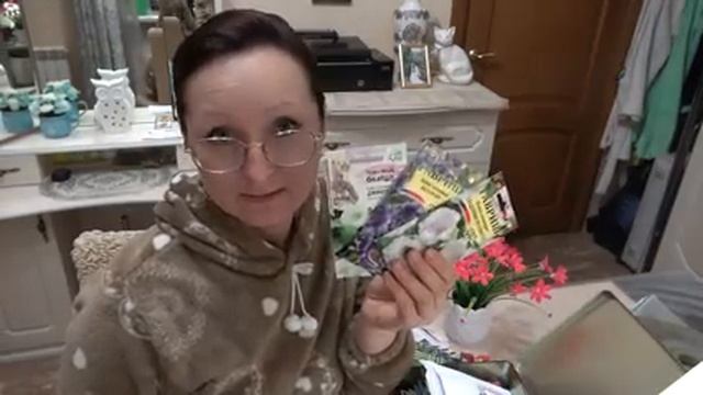 Домашнее видео. Перебираю пакетики с семенами... размышляю... сею сельдерей, лаванду, виолу. смотреть онлайн