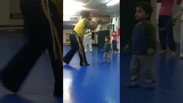 ЧУДО - 2 ЛЕТНИЙ МАЛЬЧИК НА УРОКЕ КАПОЭЙРА смотреть онлайн