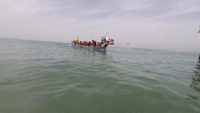 Гонки по морю на лодках. Спортивный челендж. Учусь управляться с веслом. Два заплыва - две победы! смотреть онлайн