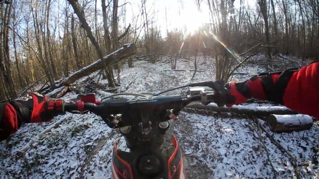 Зимний прохват | Покатушки на питбайках по лесу зимой 2024 смотреть онлайн