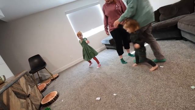 Adley & Family CHRiSTMAS CHALLENGES! Niko elf, Floor is Lava, Santa Mom, ultimate holiday makeover смотреть онлайн