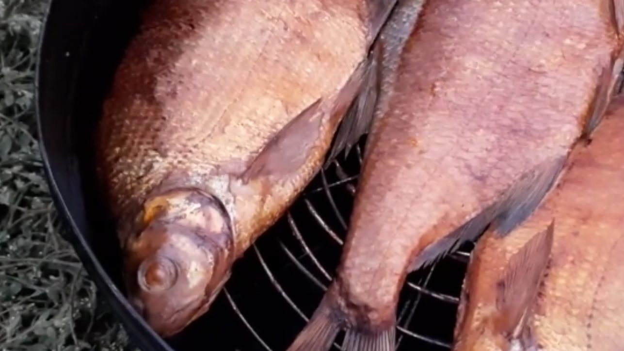 РЫБА ГОРЯЧЕГО КОПЧЕНИЯ. Быстро и Вкусно. КОПТИЛКА-ЛАЙФХАК. смотреть онлайн