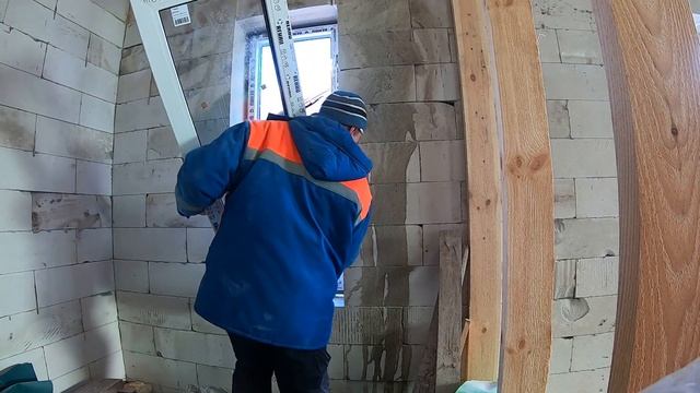 Один вставил стеклопакеты!Пока не на пену а на саморезы!Строю дом из газобетона!