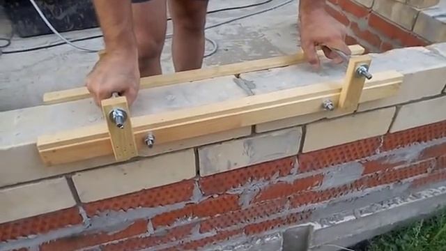 Приспособление для кладки кирпича
