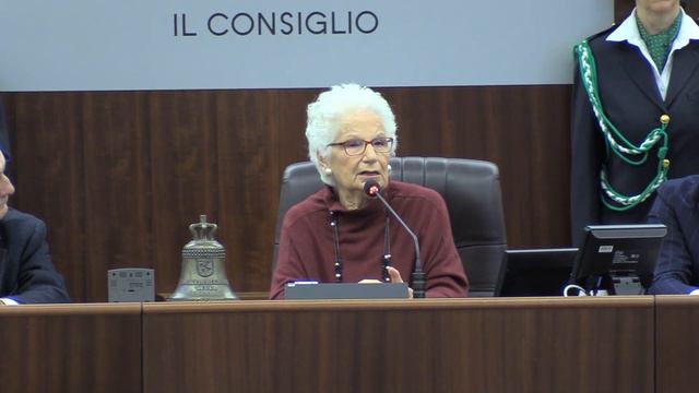 La Senatrice Liliana Segre in vista al Consiglio regionale della Lombardia смотреть онлайн