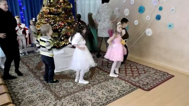 Новогодний утренник в детском саду | Новогодний хоровод | Песня у новогодней елки | Старшая группа смотреть онлайн