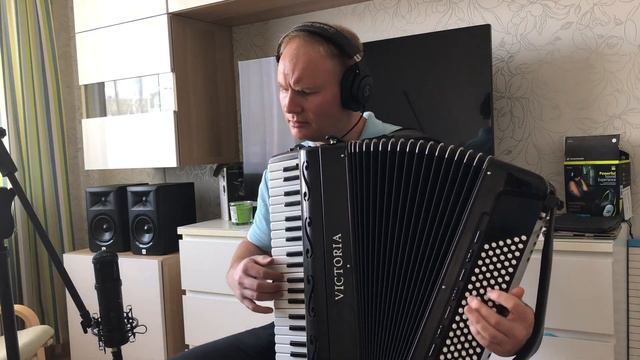 Take the “A” train - accordion смотреть онлайн