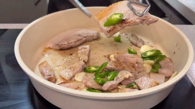 ENG)?복날에도 치킨 만들어 먹는 부지런한 일상, ?고추장삼겹살에 계란말이 만들고, ?초간단 허니버터브레드 레시피, 롯데월드 교복입고 데이트 가기 смотреть онлайн