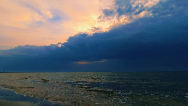 Борьба миров. Мощная энергия моря. #море #энергия #борьба смотреть онлайн