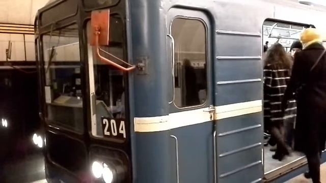 Электропоезд 81-717 номерной 204 прибывает на ст.метро Чёрная речка смотреть онлайн