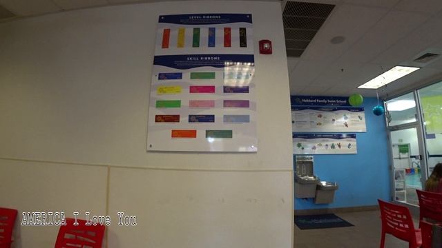 КАК УЧАТ ПЛАВАТЬ Детей в Америке. ШКОЛА по Обучению ПЛАВАТЬ для Детей. смотреть онлайн