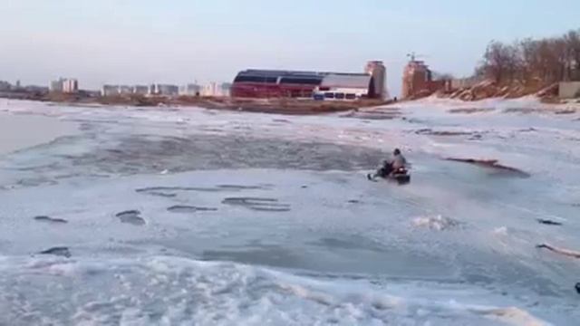 Три снегохода по воде смотреть онлайн