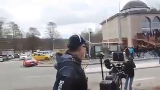 в Мечети никого нет)) но звучит Азан смотреть онлайн