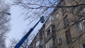 Сбиваем сосульки с козырьков балкона