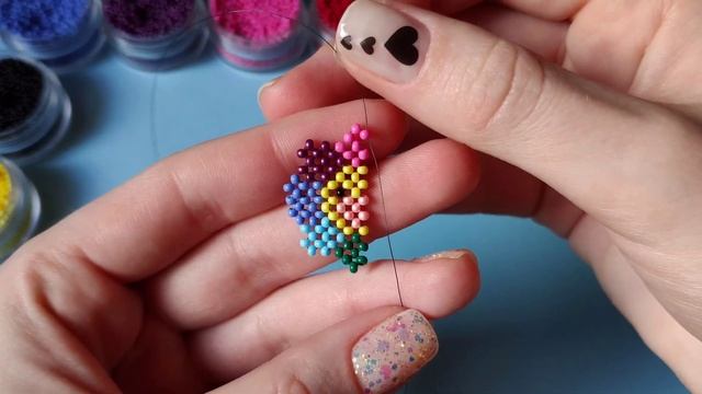 Разноцветный цветочек Семицветик из бисера в технике крестик смотреть онлайн