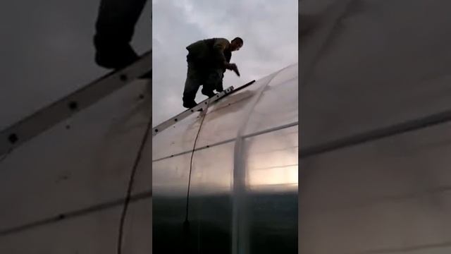 как закрепить поликарбонат на теплице