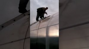 как закрепить поликарбонат на теплице