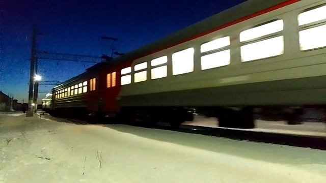 ЭД9М-0140. Прибывает из Свири с рабочим поездом. Станция Голиковка. Петрозаводск. Зимний рассвет. смотреть онлайн
