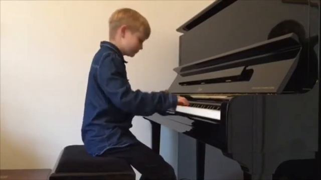 Oliver plays “Dusty Blue” by June Armstrong смотреть онлайн