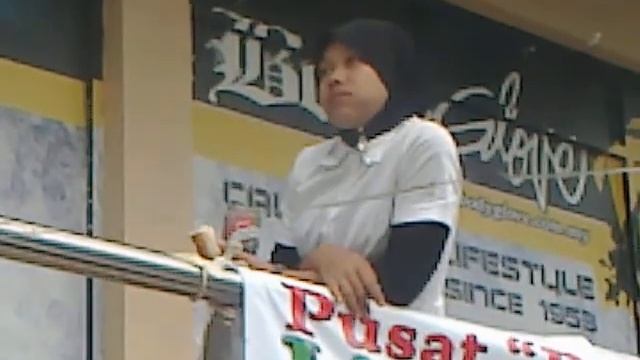 Ржачное видео малазийка  жрет на улице