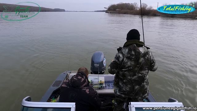 Pescuit la salau pe bratul Sf. Gheorghe alaturi de unul din cei mai buni pescari de spinning GFT смотреть онлайн