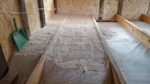 Утепление чердака коровника опилками с гашеной известью.