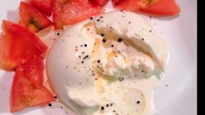 Буррата. Сыр. Как правильно есть сыр буррата.Сыр с тостами и гранатом. Вкусный перекус.