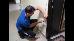 Как аккуратно спрятать провода на стене.