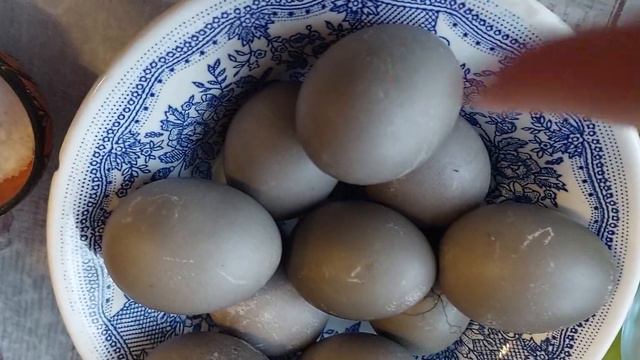 покрасил яйца в каркаде | dyed eggs in hibiscus | dslt смотреть онлайн