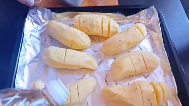 Запеченный, хрустящий картофель с розмарином! | Рецепт в описании ♡ смотреть онлайн