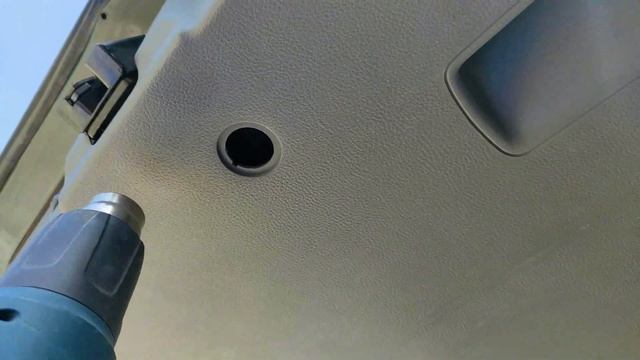 Убираем царапины на пластике автомобиля при помощи строительного фена