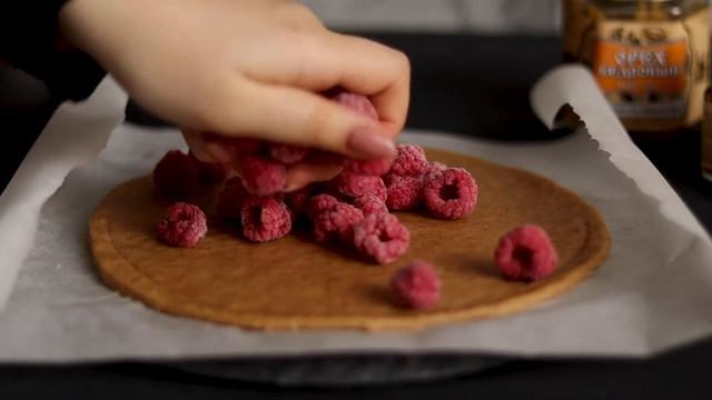 Малиновая галета с ядром кедрового ореха в сиропе из одуванчиков смотреть онлайн