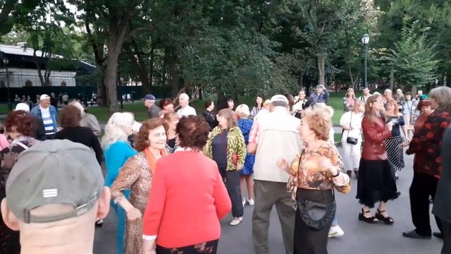 СМЕРЕКА ТАКОГО ВЫ ЕЩЁ НЕ ВИДЕЛИ /МУЖЧИНА ЖЖЁТ НА ТАНЦПОЛЕ / ТАНЦЫ В САДУ ШЕВЧЕНКО АВГУСТ 2020 смотреть онлайн