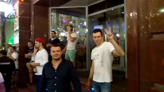 Иностранные и российские болельщики на Никольской смотреть онлайн