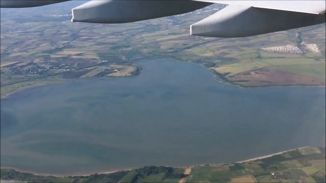 Под крылом самолёта. Вид на Стамбул сверху.  View From An Airplane On The Outskirts Of Istanbul.