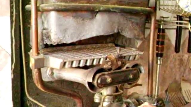 Проточный газовый водонагреватель перед демонтажем. смотреть онлайн