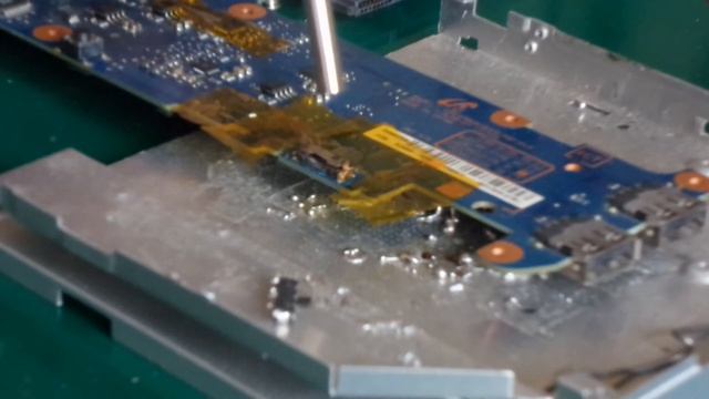 Lutowanie włącznika zasilania Samsung N130 смотреть онлайн