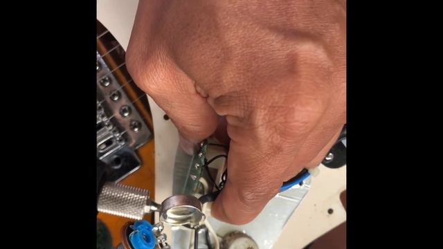 Cómo Repara el Volume y Selector de Microfono de una Guitarra Eléctrica смотреть онлайн