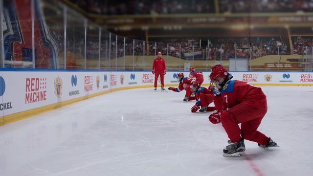 Игроки стоят перед бортом, бросают в него теннисные мячи смотреть онлайн