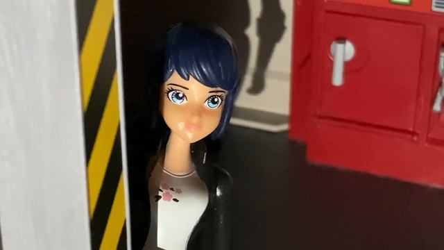 Маринетт и Адриан 24 часа выживают в своих ДЕТСКИХ СТРАХАХ. Фредди Крюгер напал на Маринетт смотреть онлайн