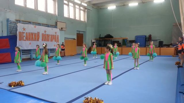 Команда «СВЕТЛЯЧКИ». Городские соревнования по черлидингу. Великий Новгород. 31 октября 2015г смотреть онлайн