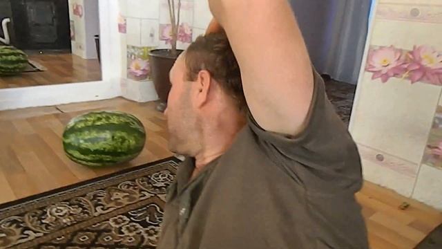 Жара,очень трудно работать.Закончили чистить лук.