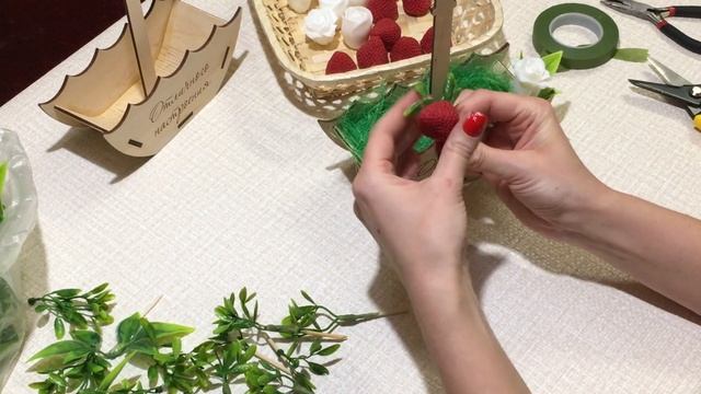Букет из клубники и роз в деревянном зонтике/Букет из мыла/Мыловарение смотреть онлайн