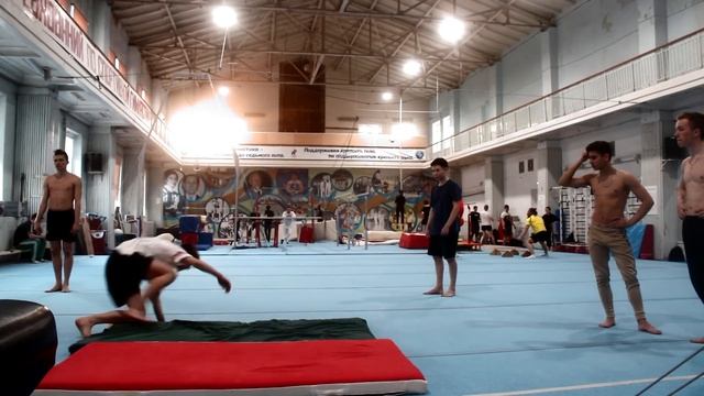 Прыгнул двойное сальто назад!?!? /Двойное заднее с рандата / фриран тренинг / смотреть онлайн