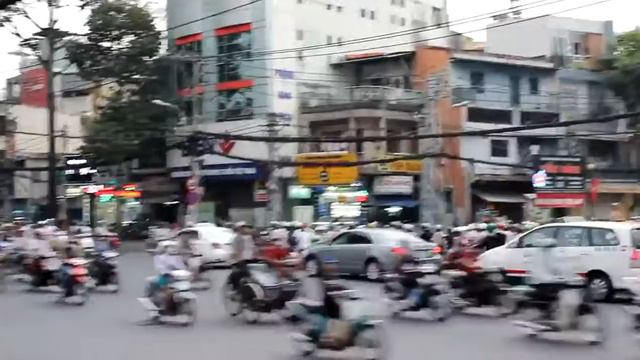 Рядовой перекресток в Хошимине Вьетнам смотреть онлайн