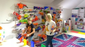 КРАСНЫЙ, СИНИЙ или ЖЕЛТЫЙ НЕРФ. ЧЕЛЛЕНДЖ от НЕРФ БРОС ШОУ